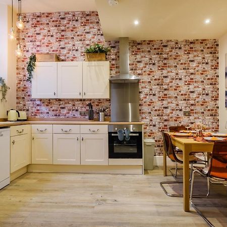 Flat 2, The Old Antiques Warehouse - Free Off-Site Health Club Access With Pool, Sauna, Steam Room & Gym 보우네스온윈더미어 외부 사진