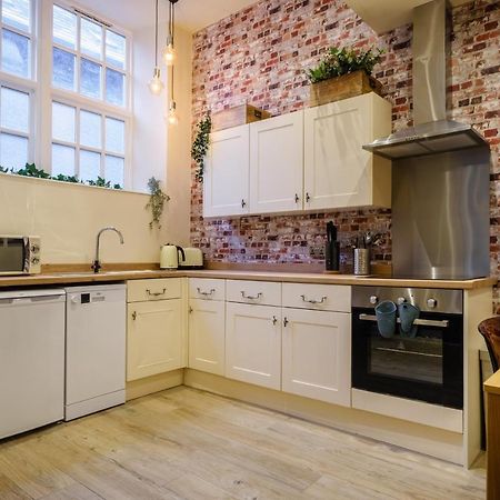 Flat 2, The Old Antiques Warehouse - Free Off-Site Health Club Access With Pool, Sauna, Steam Room & Gym 보우네스온윈더미어 외부 사진