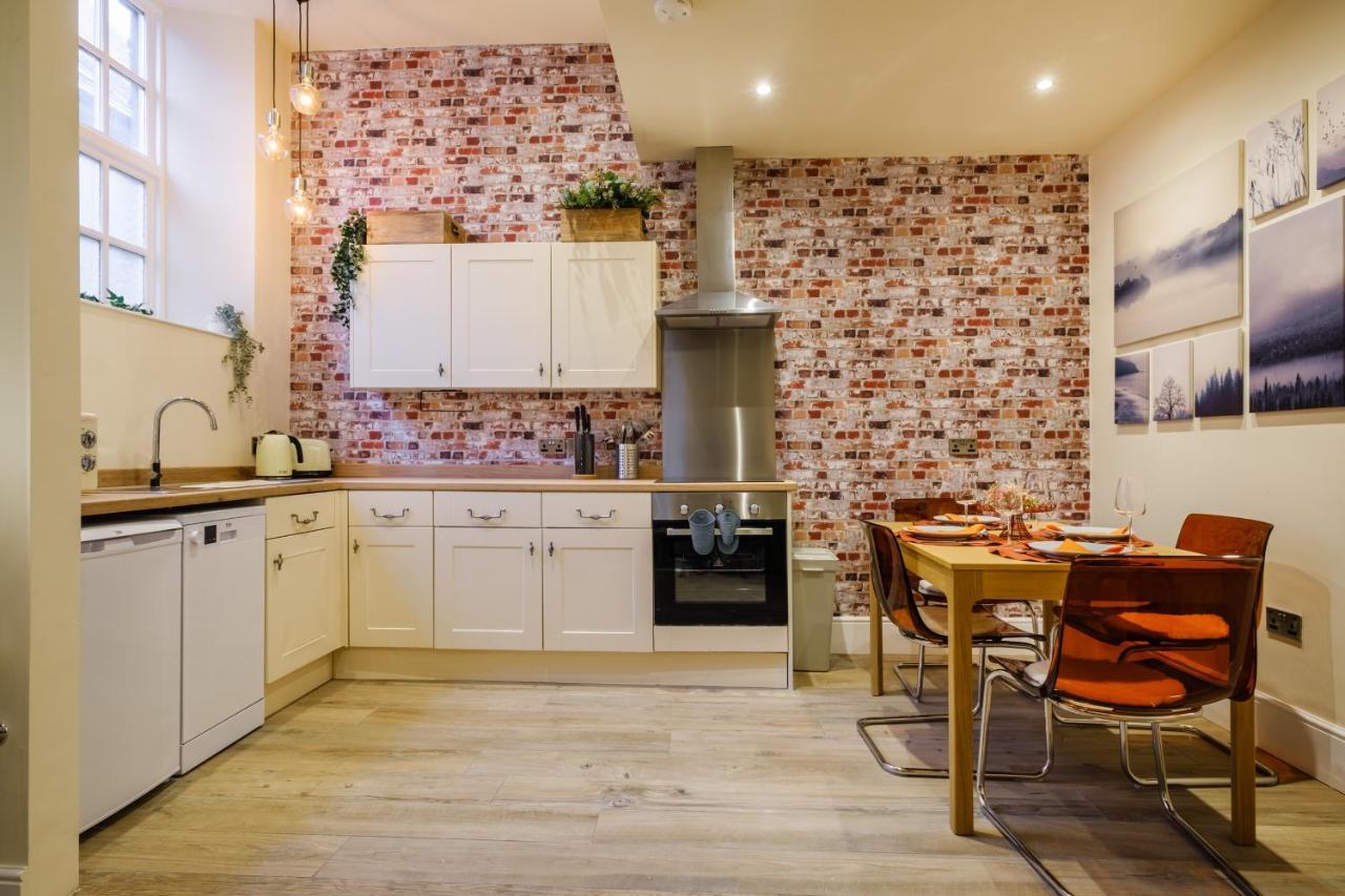Flat 2, The Old Antiques Warehouse - Free Off-Site Health Club Access With Pool, Sauna, Steam Room & Gym 보우네스온윈더미어 외부 사진