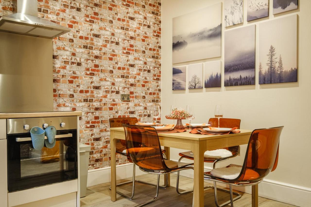 Flat 2, The Old Antiques Warehouse - Free Off-Site Health Club Access With Pool, Sauna, Steam Room & Gym 보우네스온윈더미어 외부 사진